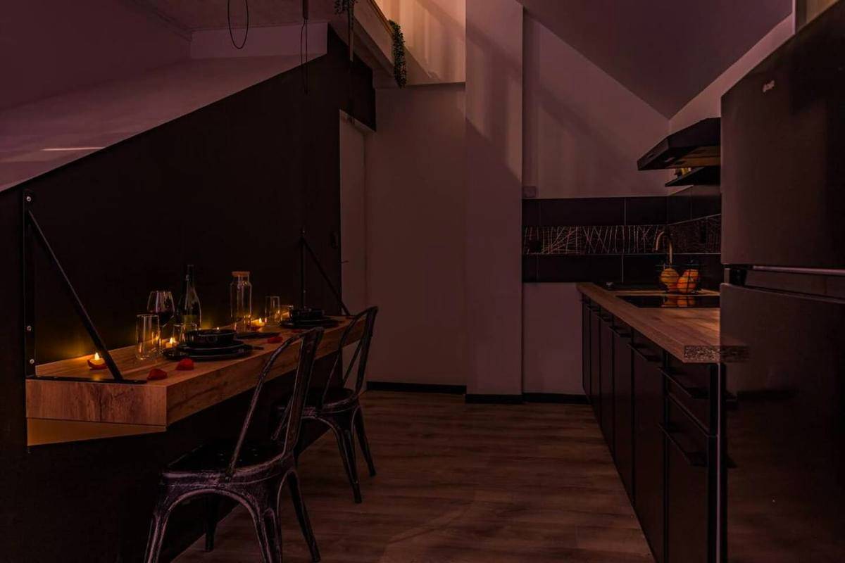 Espace cuisine et coin repas romantique - ORoom Duple'X Coulommiers