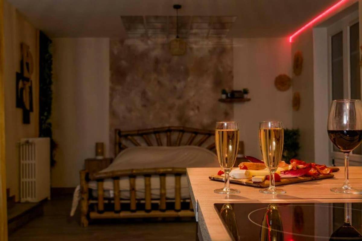 Plateau de dégustation et flûtes de champagne - Love Room Coulommiers - ORoom Lov'Rette Coulommiers