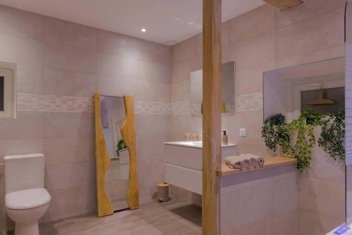 Salle de bain moderne avec miroir design - ORoom Lov'Rette Coulommiers