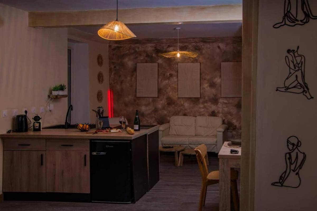 Espace cuisine ouverte et salon cosy - ORoom Lov'Rette Coulommiers