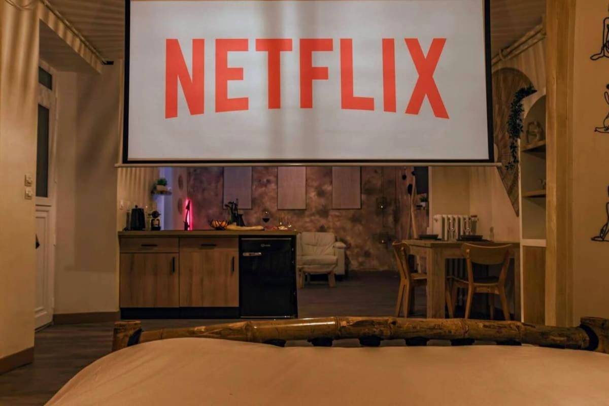 Écran de projection avec service de streaming - ORoom Lov'Rette Coulommiers
