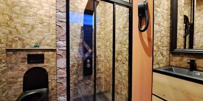 Salle d'eau avec douche à l'italienne et WC noir - Ospaloft, meublé haut de gamme avec spa privatif