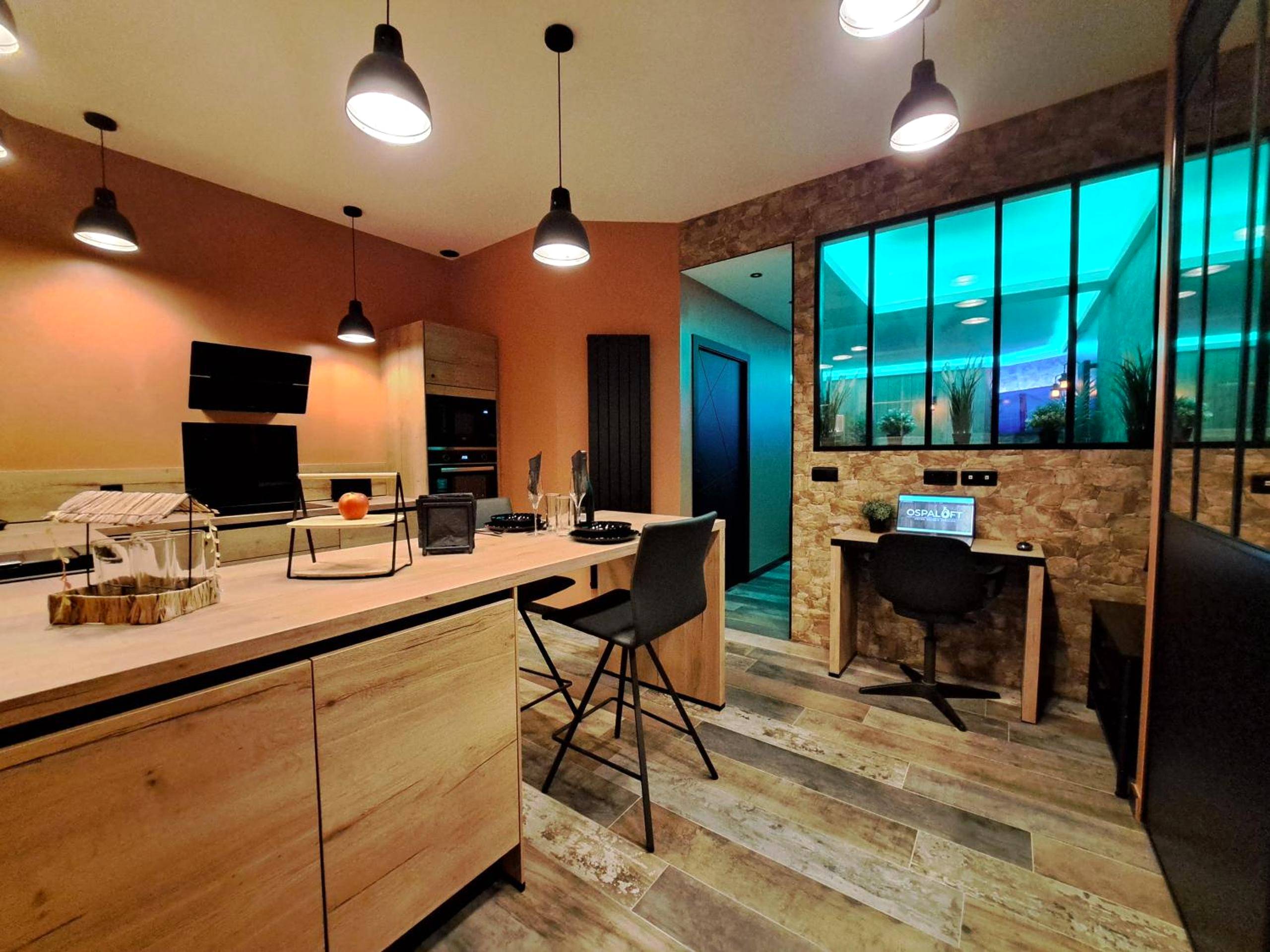 Cuisine équipée et coin repas avec verrière - Ospaloft, meublé haut de gamme avec spa privatif
