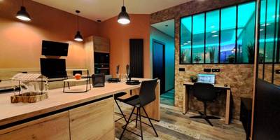 Cuisine équipée et coin repas avec verrière - Ospaloft, meublé haut de gamme avec spa privatif