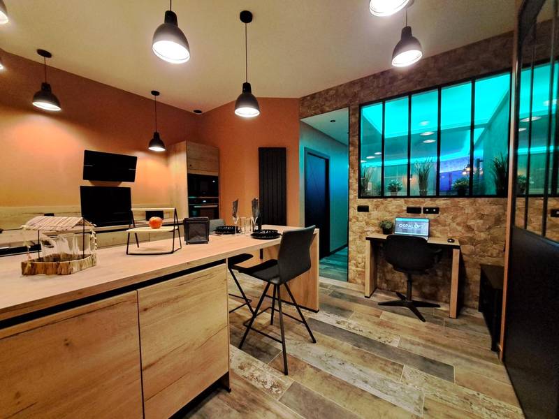 Cuisine équipée et coin repas avec verrière - Ospaloft, meublé haut de gamme avec spa privatif