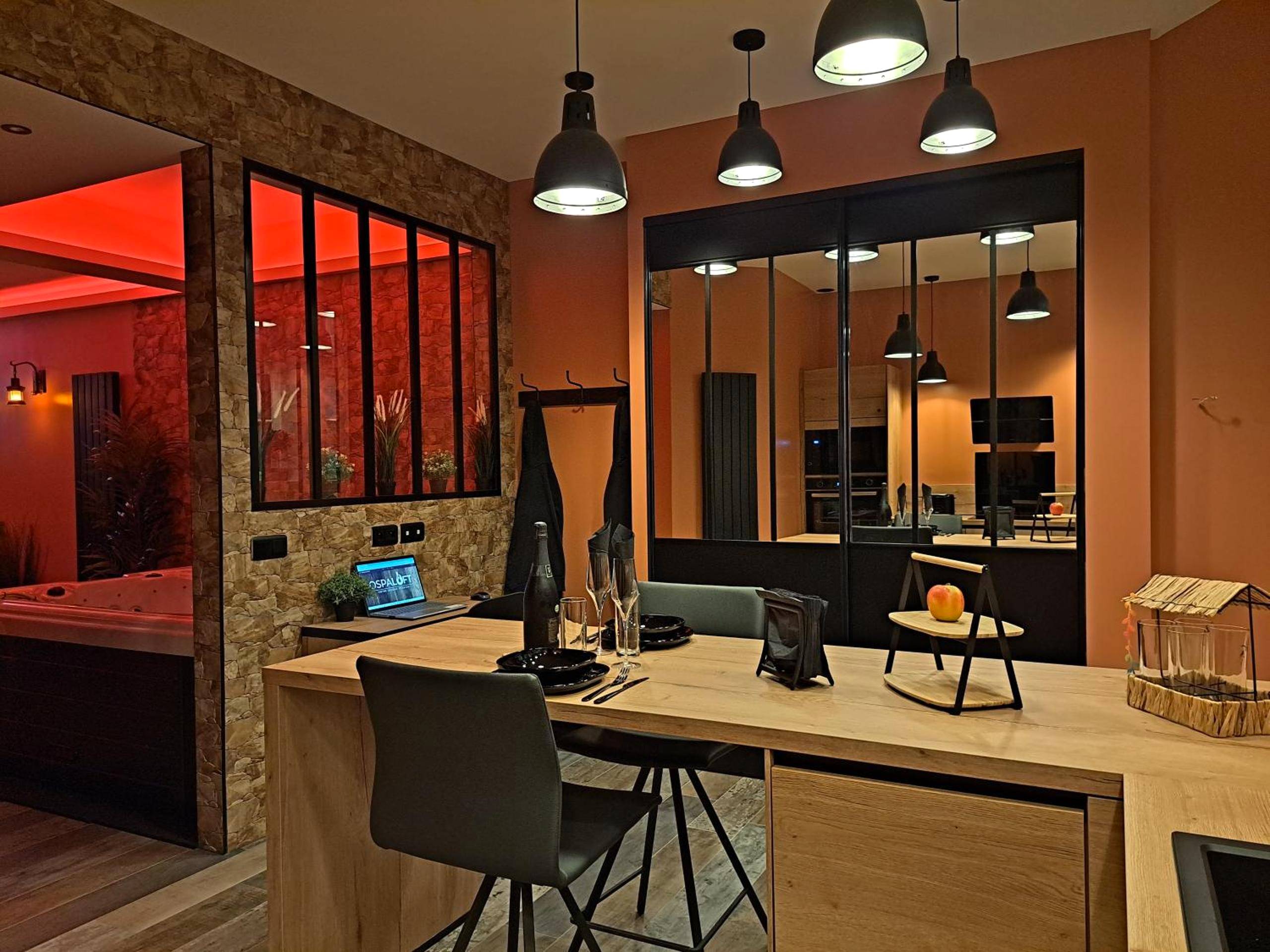 Espace dînatoire moderne et vue sur le jacuzzi - Ospaloft, meublé haut de gamme avec spa privatif