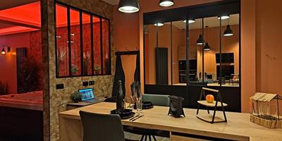 Espace dînatoire moderne et vue sur le jacuzzi - Ospaloft, meublé haut de gamme avec spa privatif