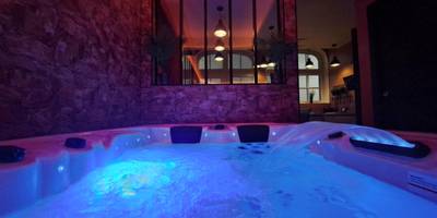 Jacuzzi bouillonnant avec cascade lumineuse - Ospaloft, meublé haut de gamme avec spa privatif