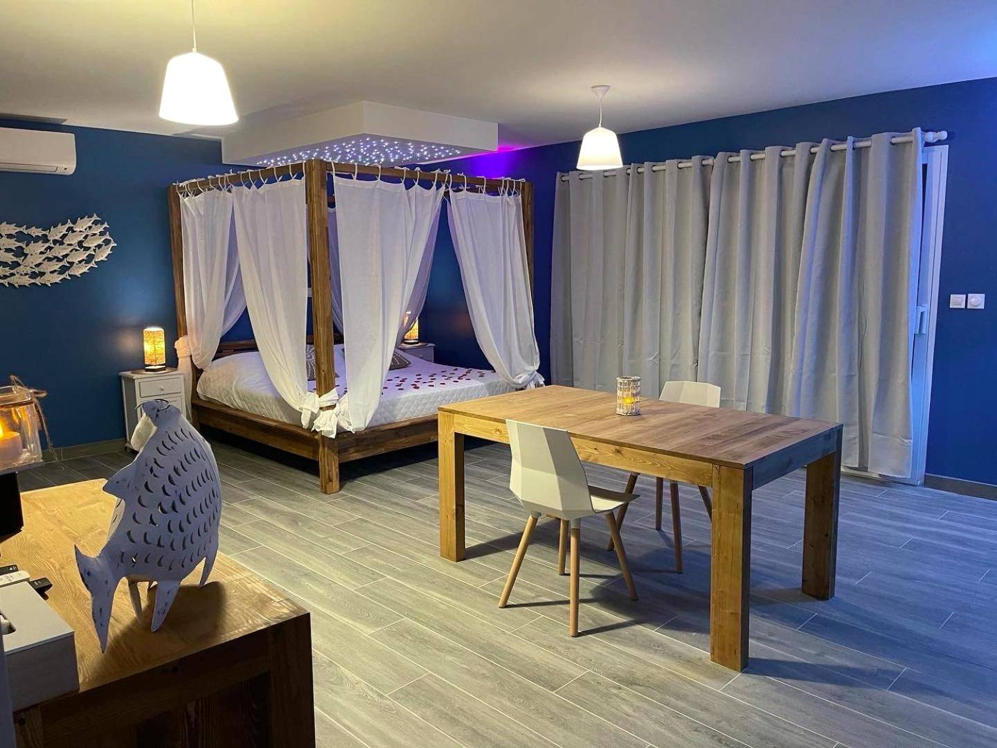 Lit à baldaquin et table en bois massif - Love Room Beaucaire - La Paillote Exotique Spa