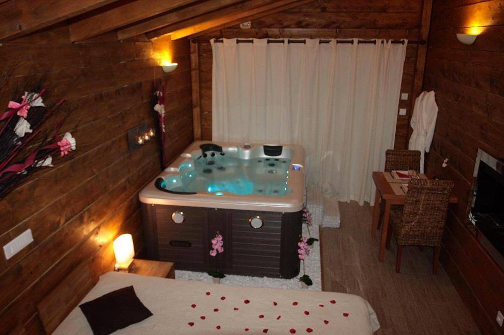Jacuzzi privatif dans chalet en bois - La Paillote Exotique Spa