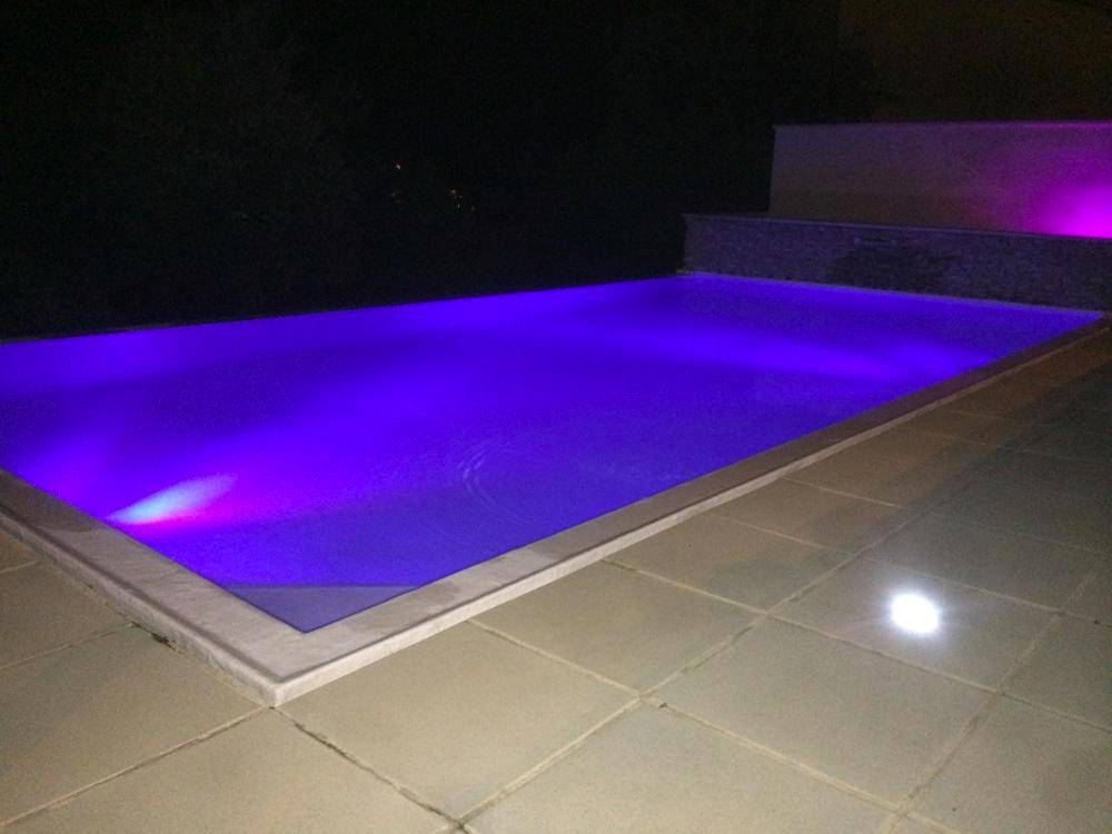 Piscine extérieure avec éclairage violet - La Paillote Exotique Spa