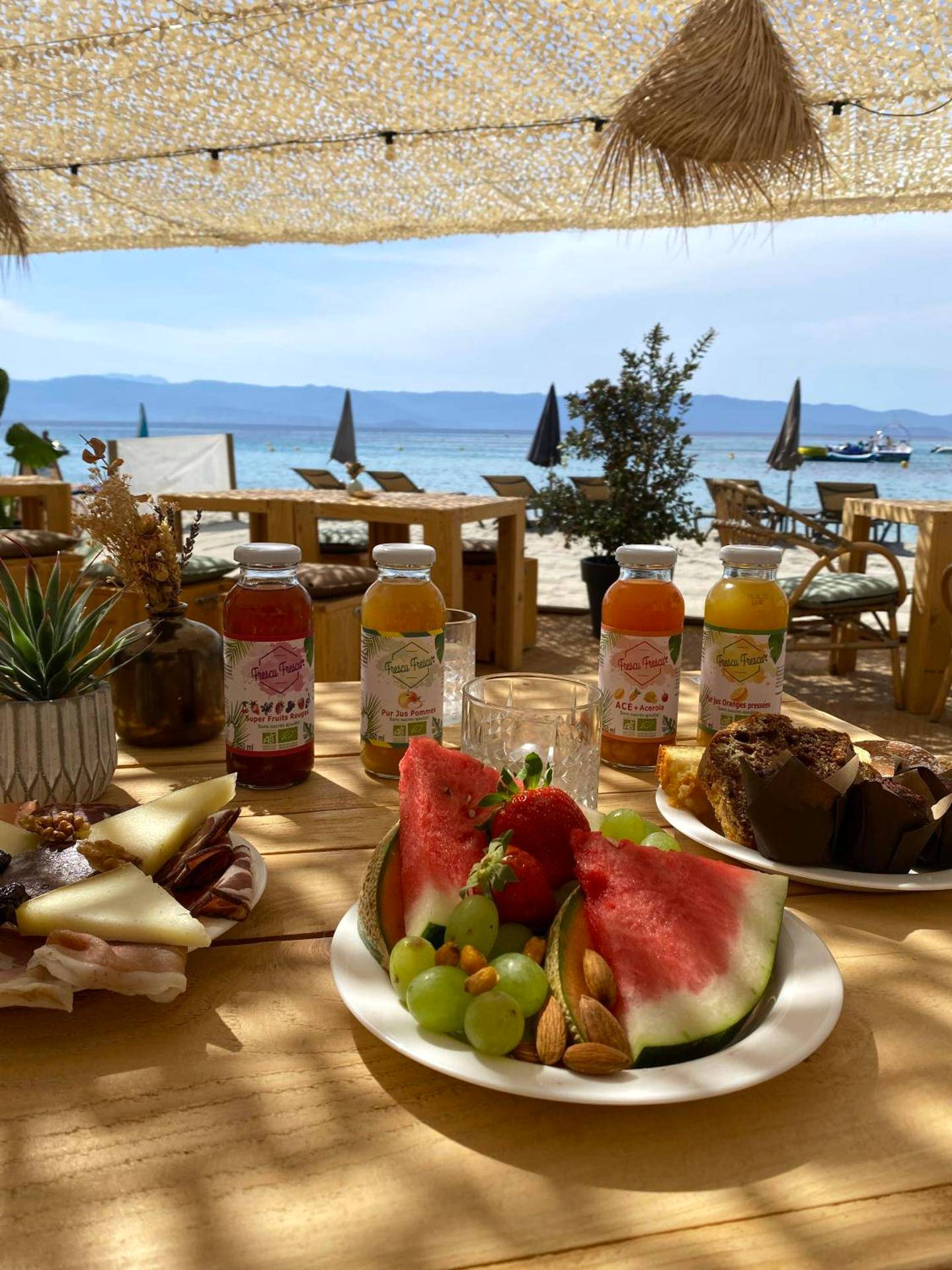 Petit - déjeuner avec fruits frais face à la plage - Palm Beach
