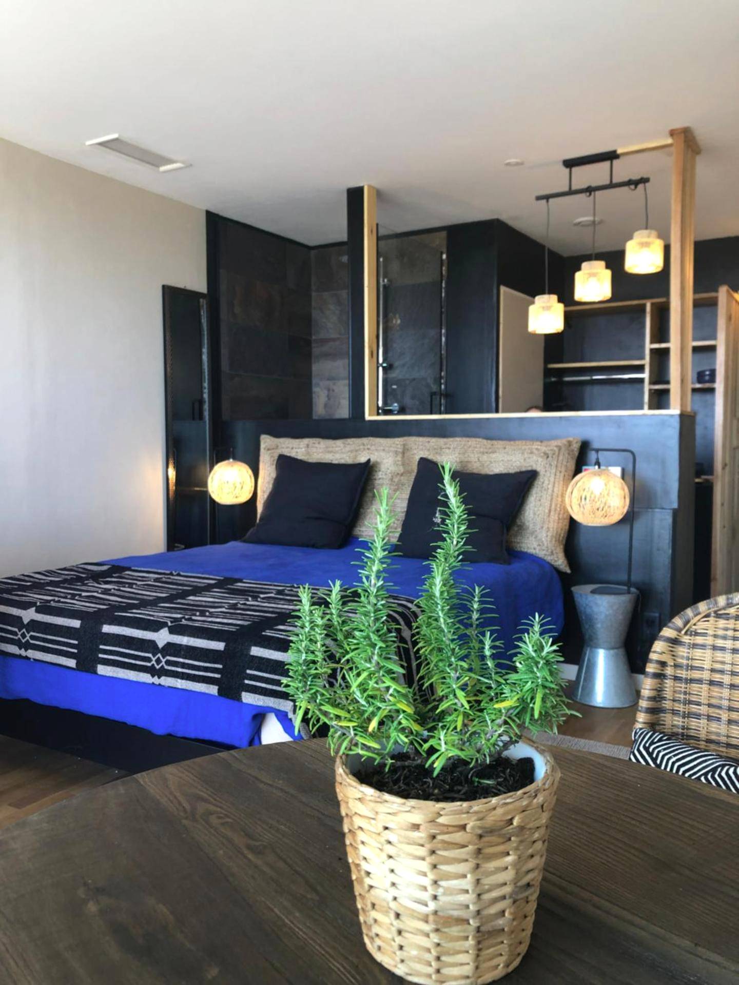 Chambre avec lit king size et décoration bois - Panorama Suite & Spa