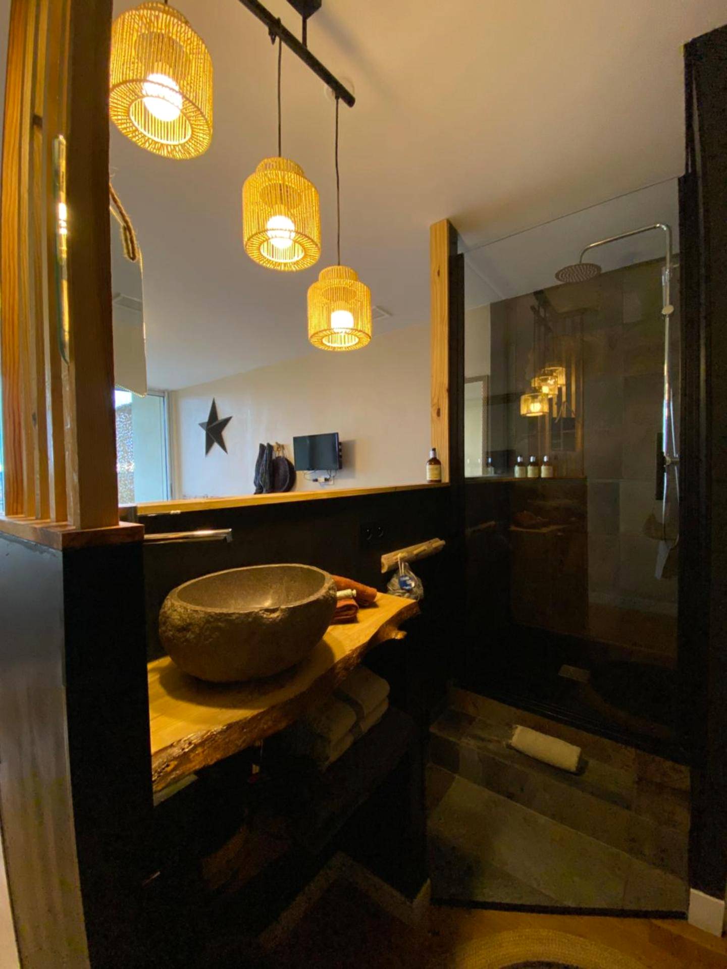 Salle d'eau avec vasque en pierre et luminaires - Panorama Suite & Spa