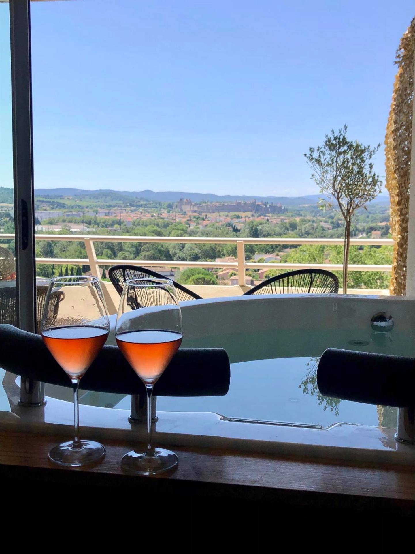 Baignoire balnéo face à la cité médiévale - Panorama Suite & Spa