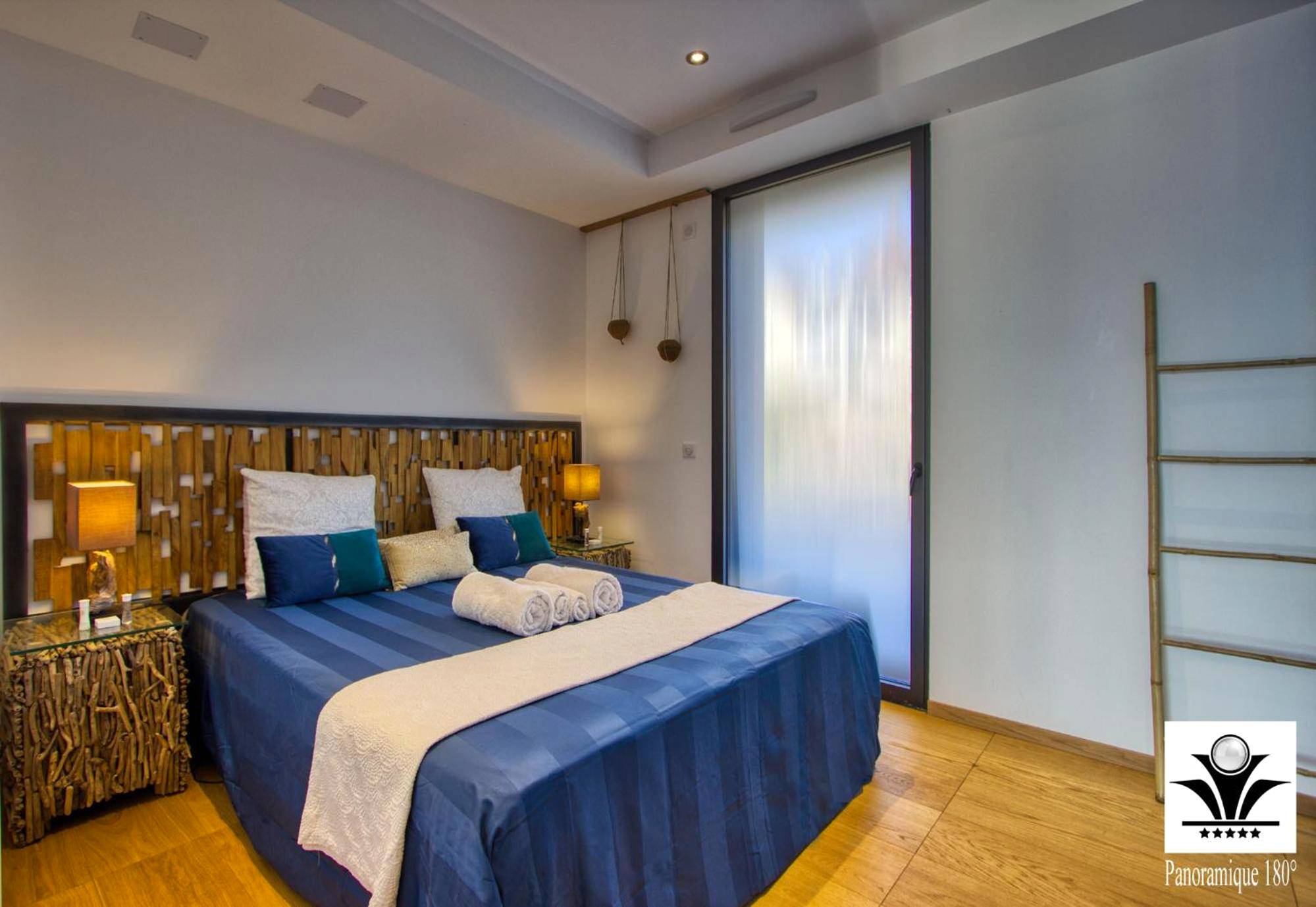 Lit double avec tête de lit en bois flotté - Panoramique 180 lac et montagne et Nid Secret spa romantique