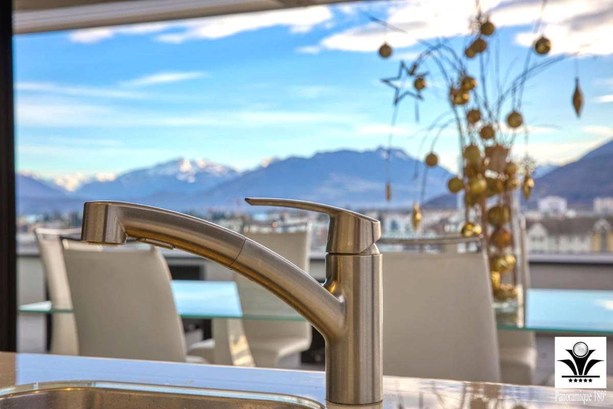 Photo du logement - Panoramique 180 lac et montagne et Nid Secret spa romantique - Annecy