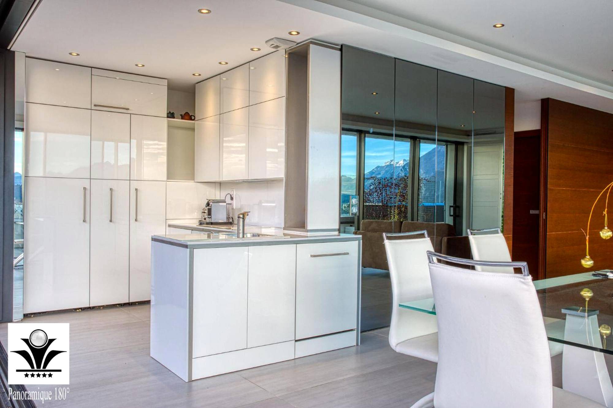 Cuisine moderne blanche et coin repas - Panoramique 180 lac et montagne et Nid Secret spa romantique