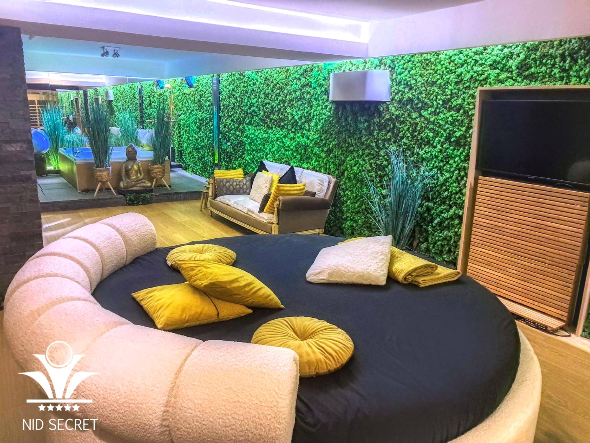 Grand lit rond avec coussins jaunes - Panoramique 180 lac et montagne et Nid Secret spa romantique