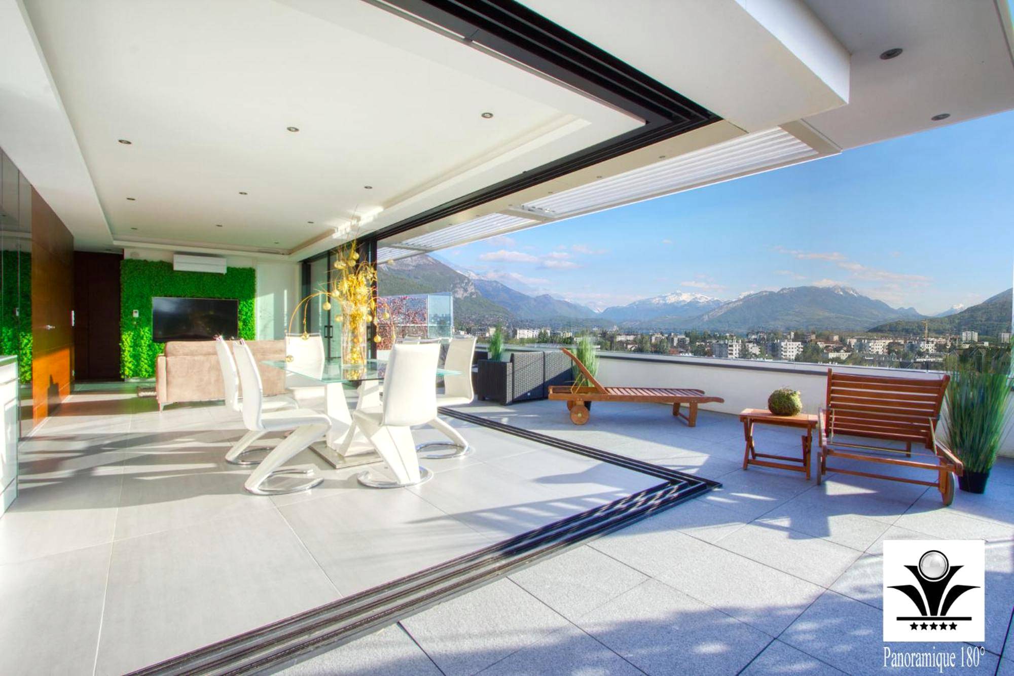 Photo du logement - Panoramique 180 lac et montagne et Nid Secret spa romantique - Annecy
