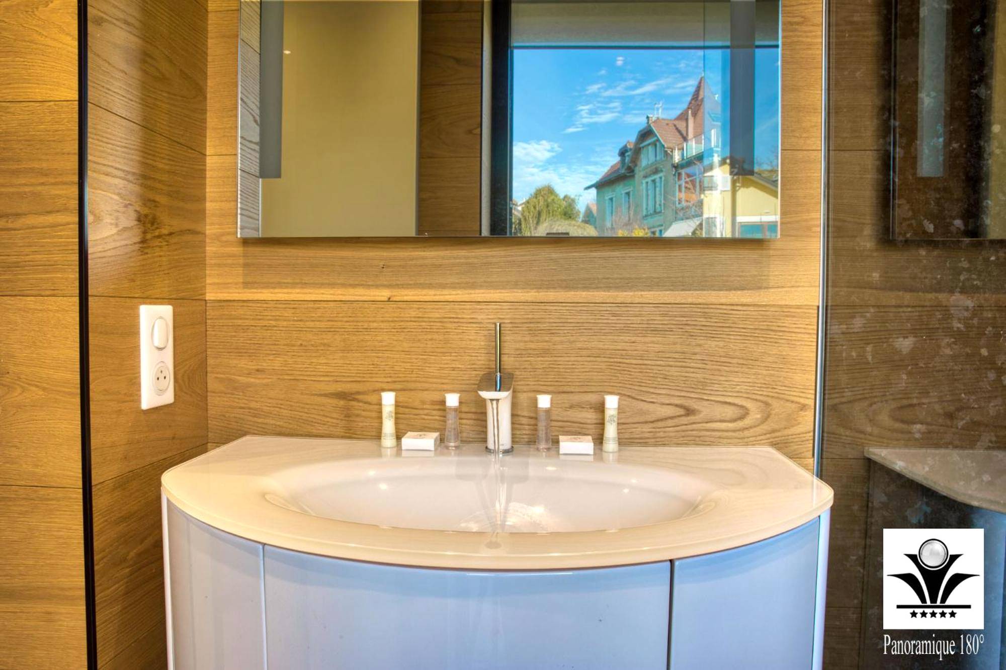 Photo du logement - Panoramique 180 lac et montagne et Nid Secret spa romantique