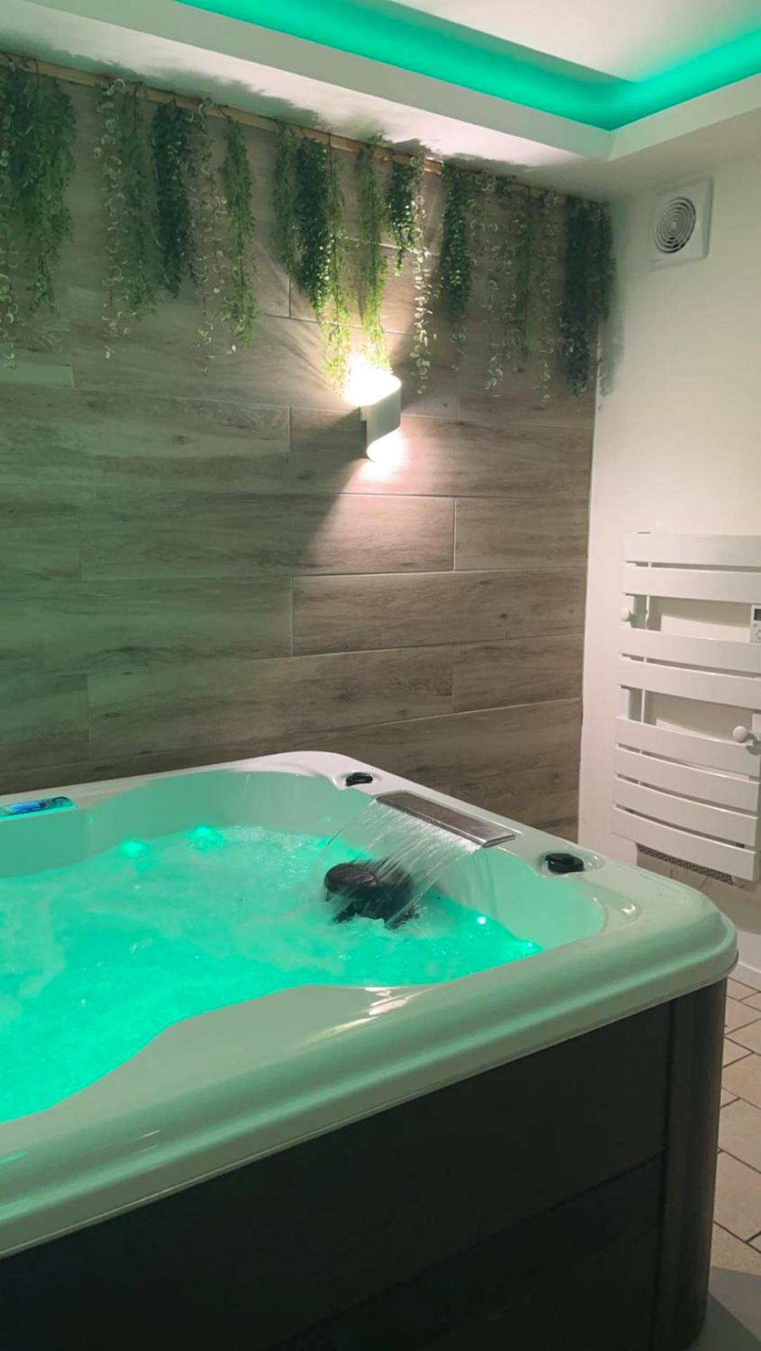 Jacuzzi privatif avec éclairage LED vert - Love Room Raismes - Paradis Du Nord