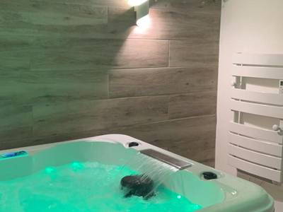 Jacuzzi privatif avec éclairage LED vert - Love Room Raismes - Paradis Du Nord