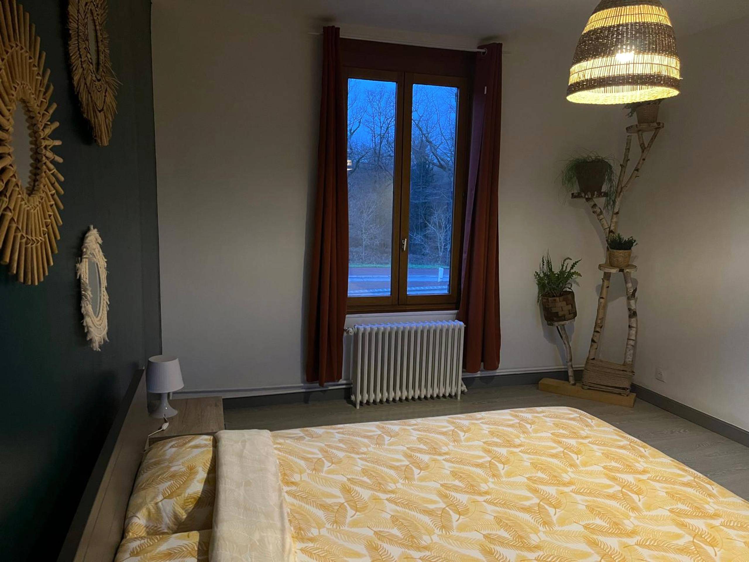 Chambre avec lit double et décoration bohème - Paradis Du Nord