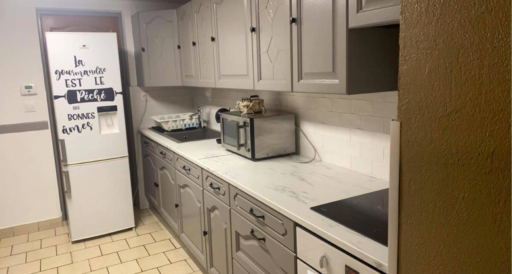 Cuisine équipée avec meubles gris et blanc - Paradis Du Nord