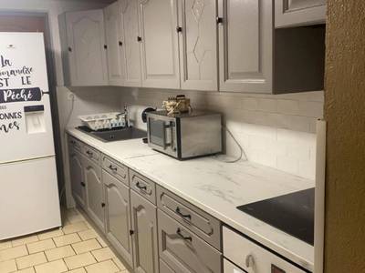 Cuisine équipée avec meubles gris et blanc - Paradis Du Nord