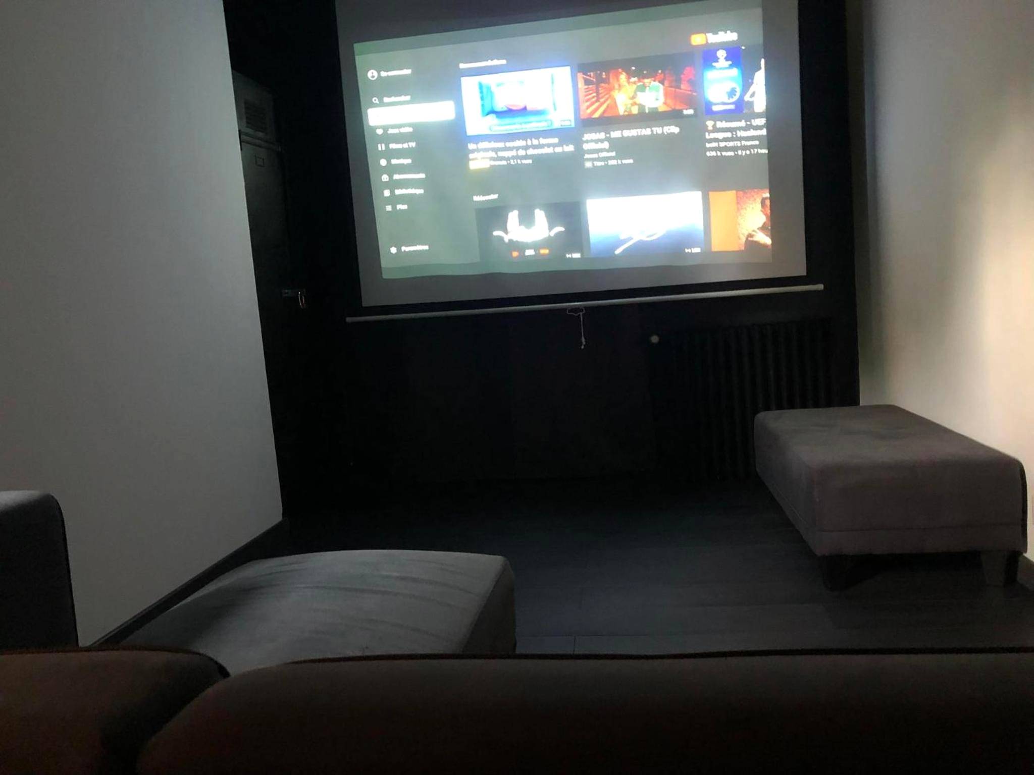Espace cinéma avec grand écran de projection - Paradis Du Nord