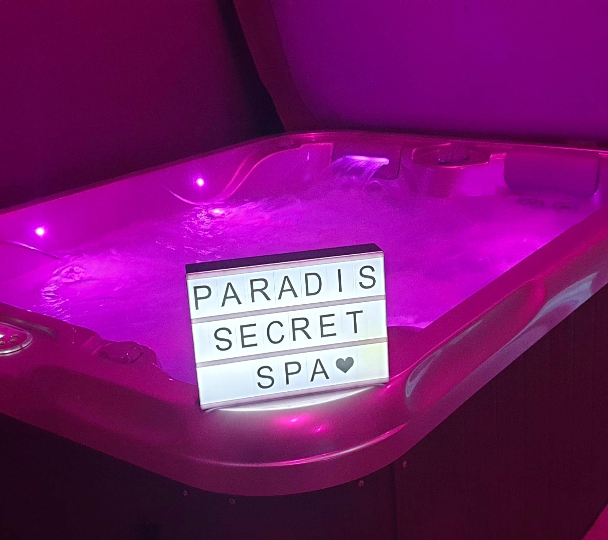 Jacuzzi privatif avec éclairage rose - Love Room Damprichard - Paradis Secret Spa