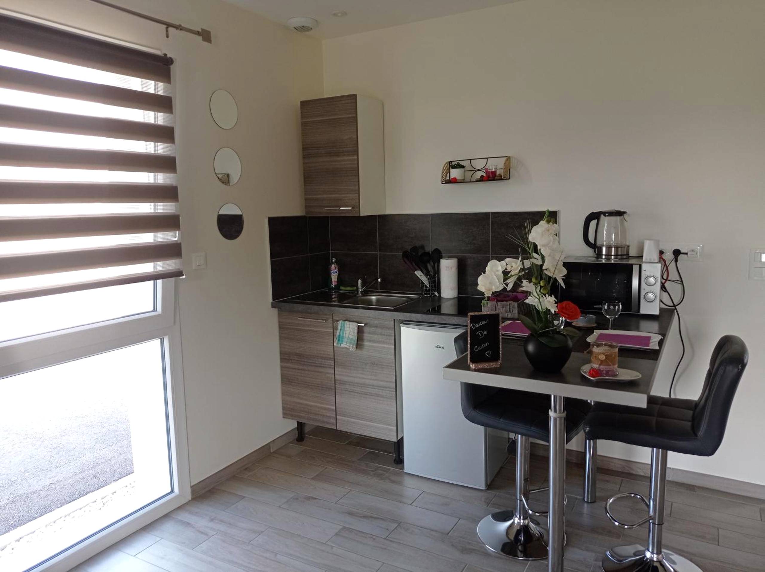 Kitchenette équipée avec mange - debout - Paradis Secret Spa