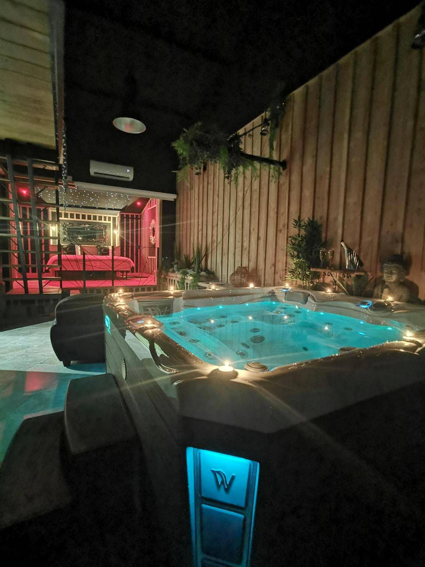 Jacuzzi privatif avec bougies et vue sur le lit - Love Room Saint - Denis - de - Pile - love room paradix