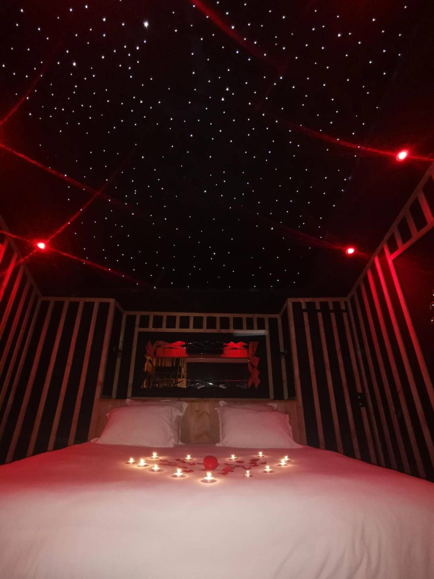 Lit double sous un plafond ciel étoilé - love room paradix