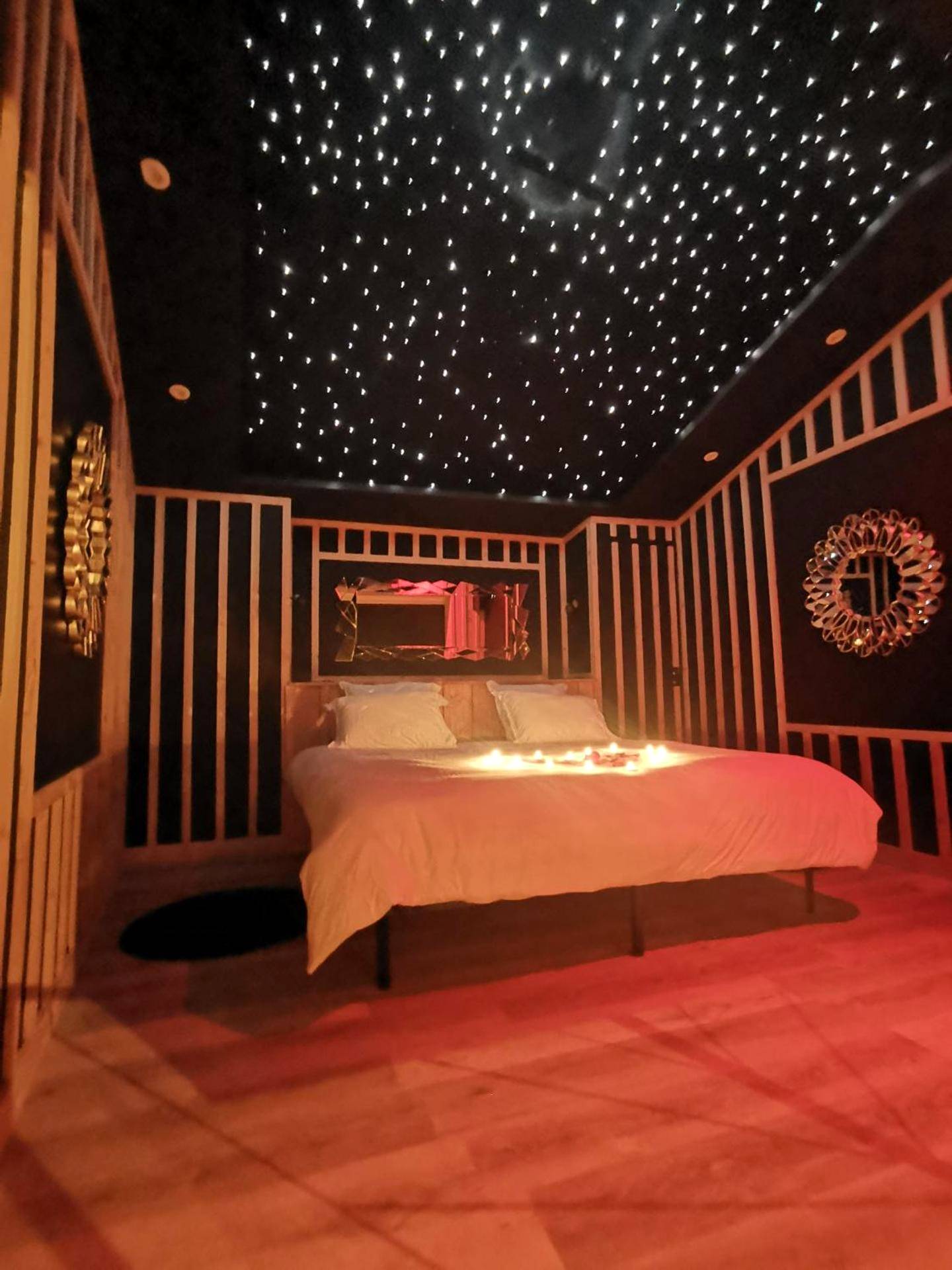Chambre romantique avec plafond scintillant - love room paradix