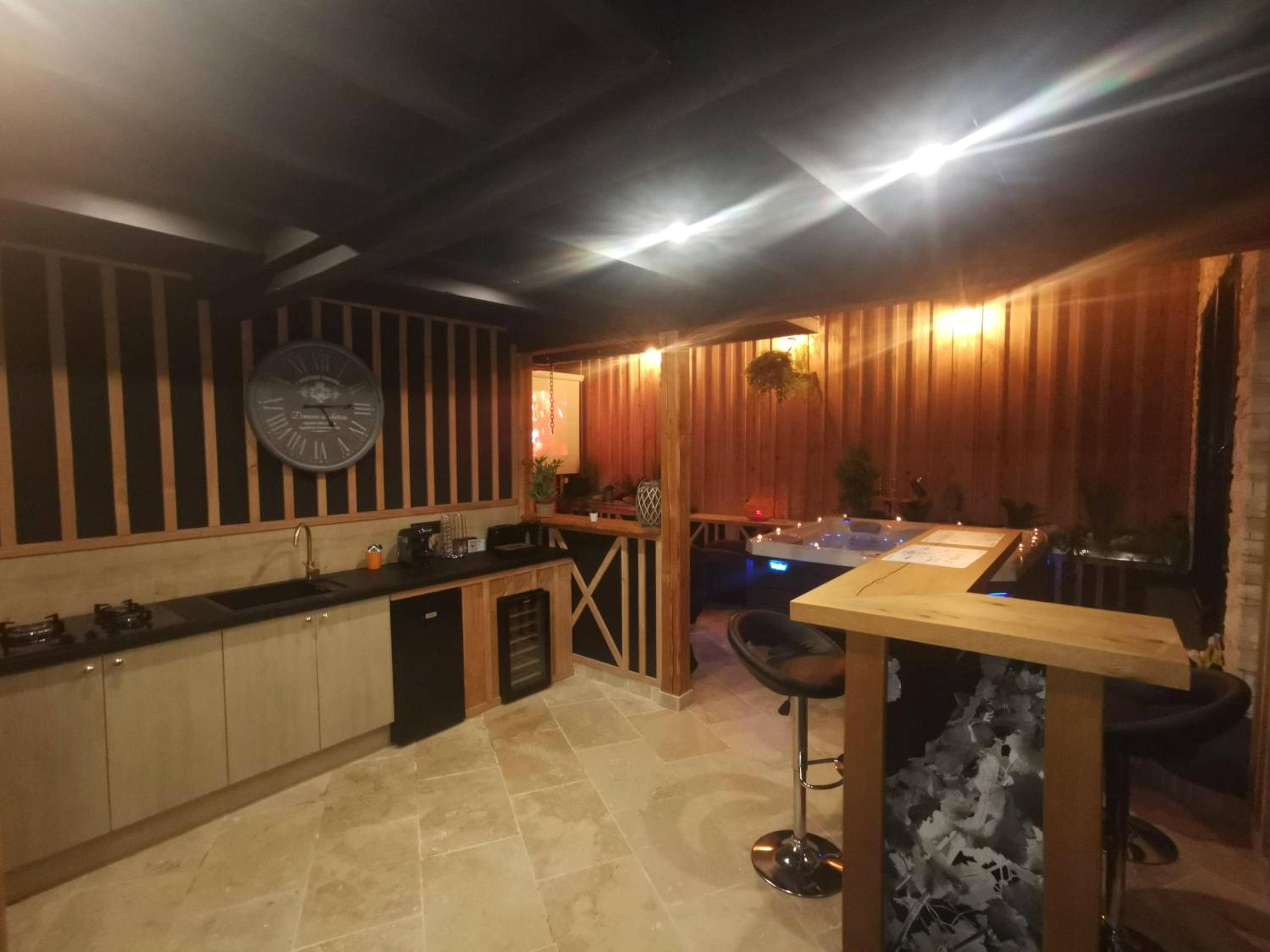 Cuisine équipée avec bar et espace spa - love room paradix