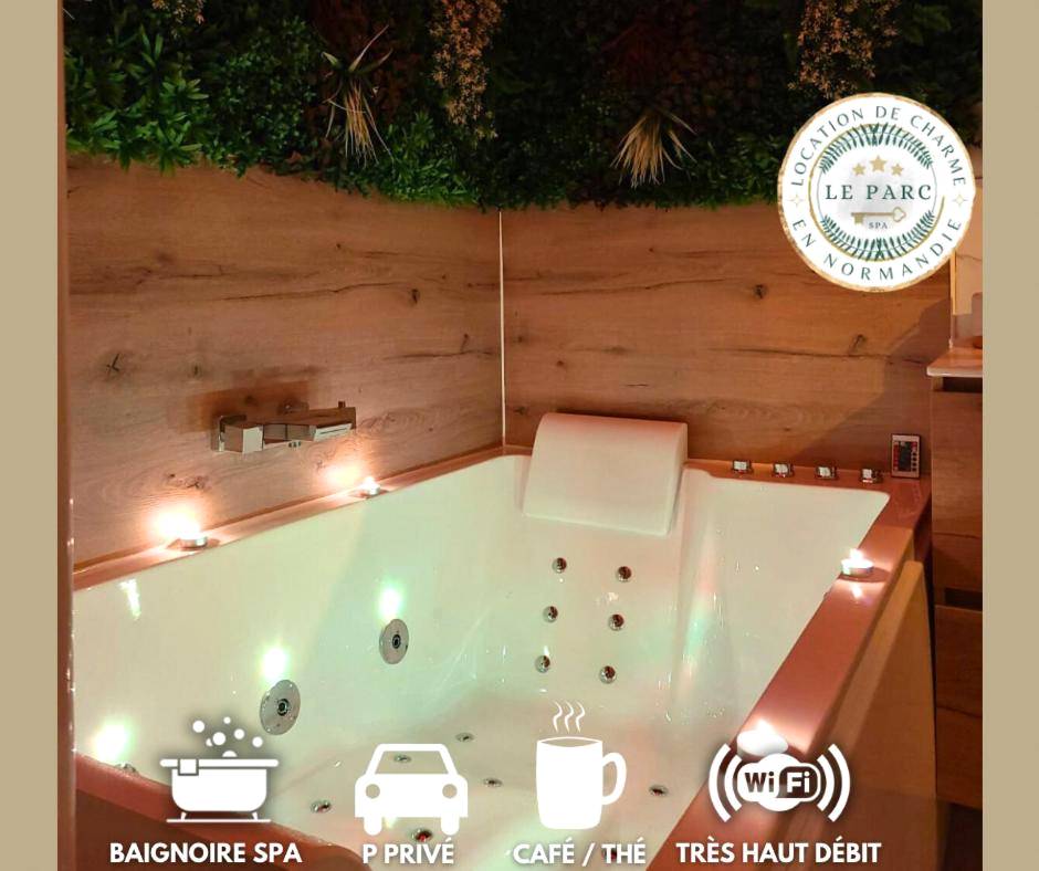 Baignoire balnéo avec bougies et mur végétal - Love Room Le Havre - Le Parc, logement de charme avec SPA privatif - LE HAVRE