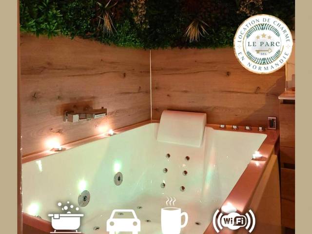 Baignoire balnéo avec bougies et mur végétal - Love Room Le Havre - Le Parc, logement de charme avec SPA privatif - LE HAVRE