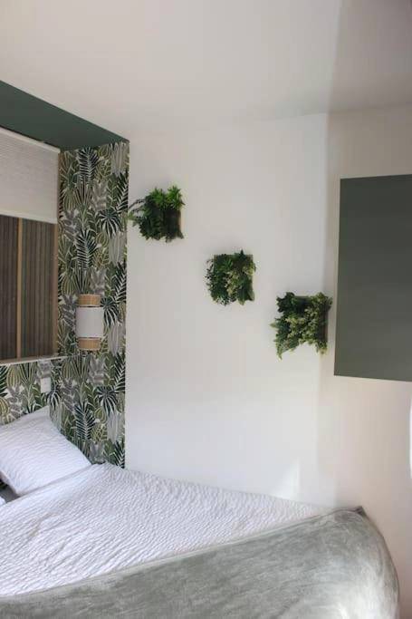 Lit double avec décoration murale tropicale - Le Parc, logement de charme avec SPA privatif - LE HAVRE