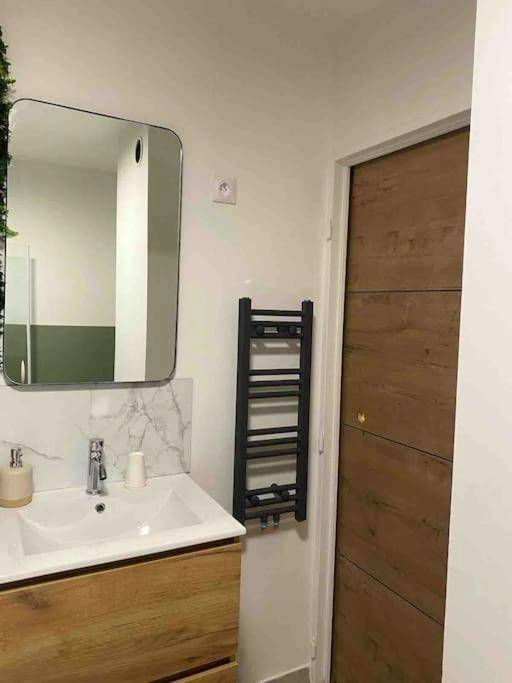 Meuble vasque bois et sèche - serviette noir - Le Parc, logement de charme avec SPA privatif - LE HAVRE