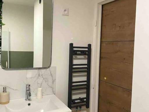 Meuble vasque bois et sèche - serviette noir - Le Parc, logement de charme avec SPA privatif - LE HAVRE