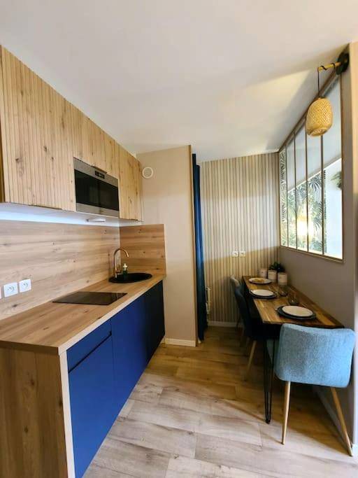 Cuisine équipée et coin repas avec verrière - Le Parc, logement de charme avec SPA privatif - LE HAVRE