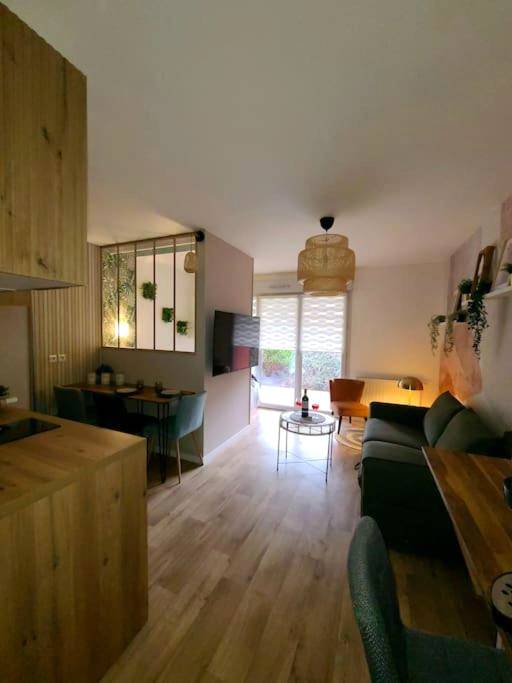 Salon lumineux avec canapé et table basse - Le Parc, logement de charme avec SPA privatif - LE HAVRE