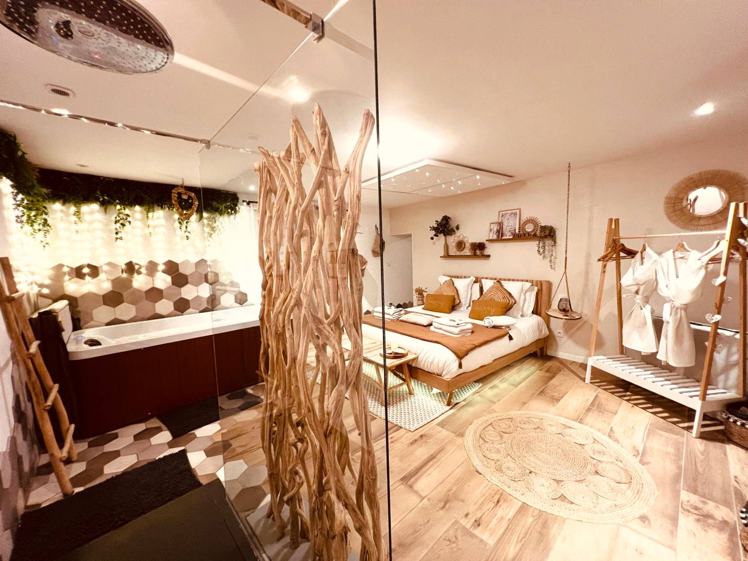 Chambre bohème avec douche et paravent en bois - La Parenthèse