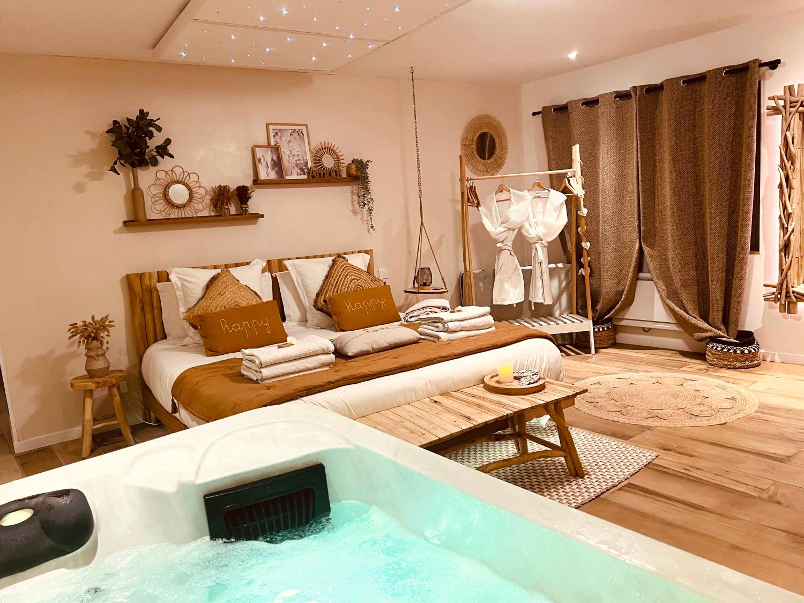 Lit double face au jacuzzi privatif éclairé - La Parenthèse