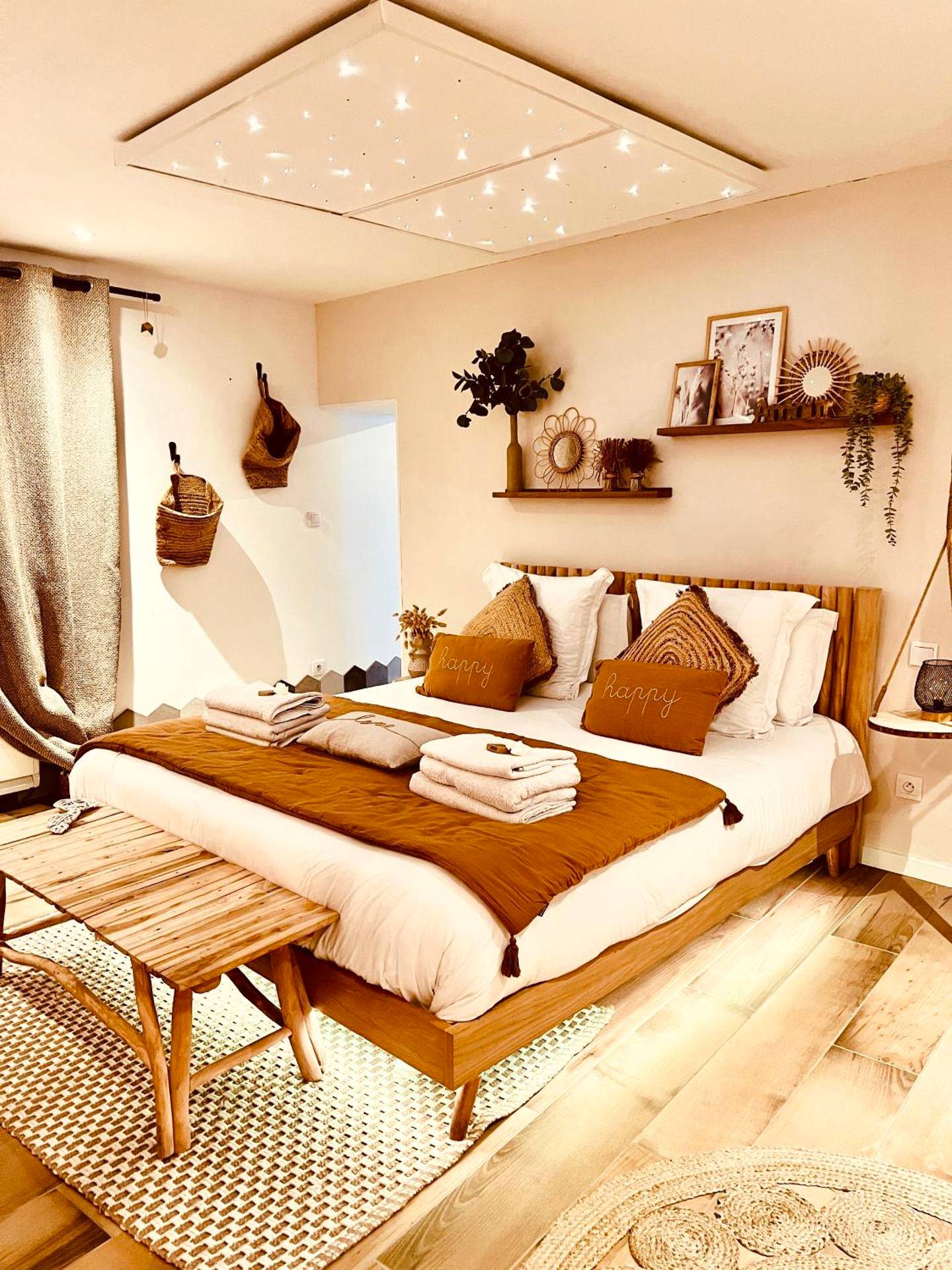 Lit king size sous un plafond étoilé lumineux - La Parenthèse