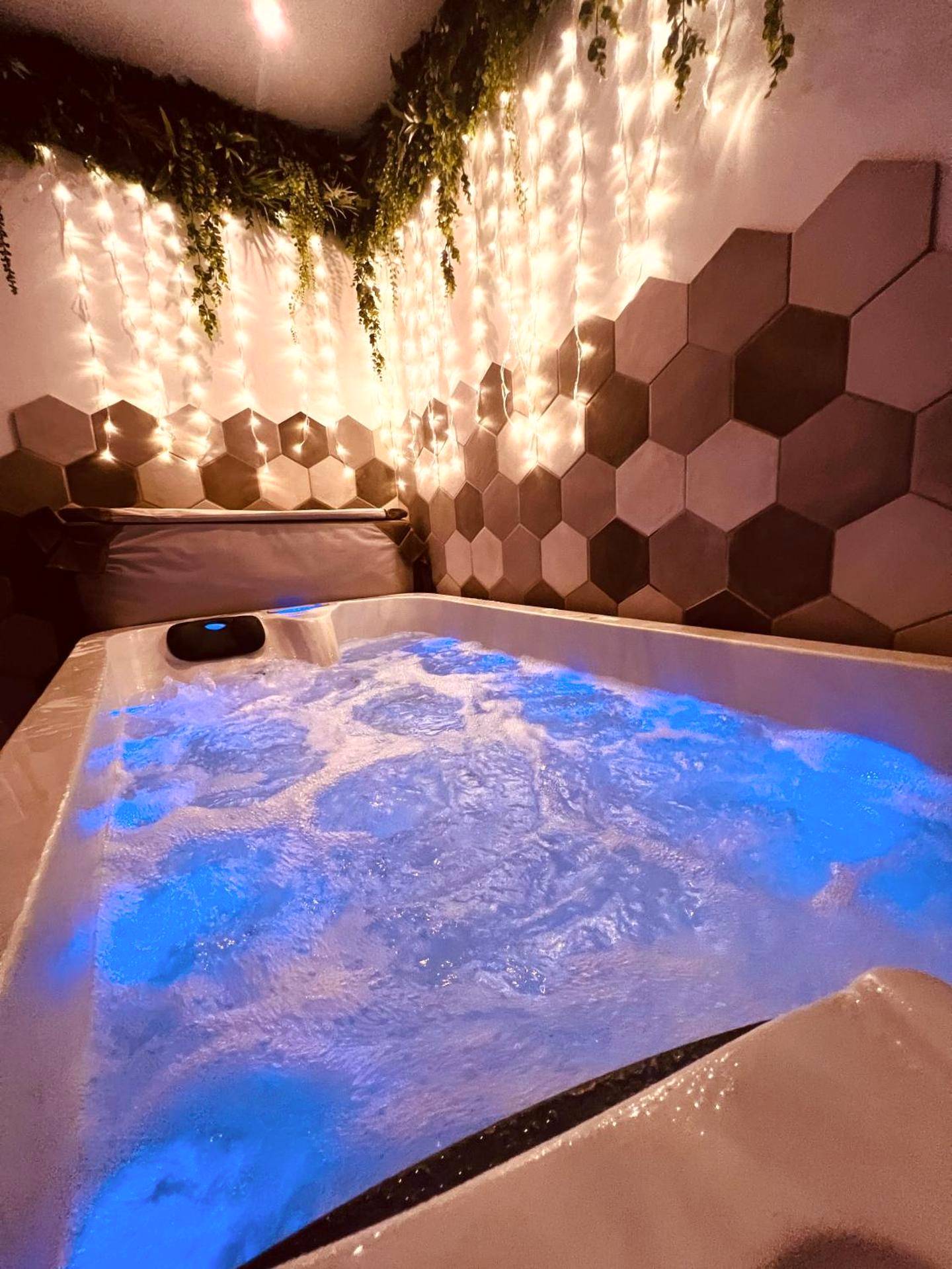 Jacuzzi bouillonnant avec éclairage bleu LED - La Parenthèse