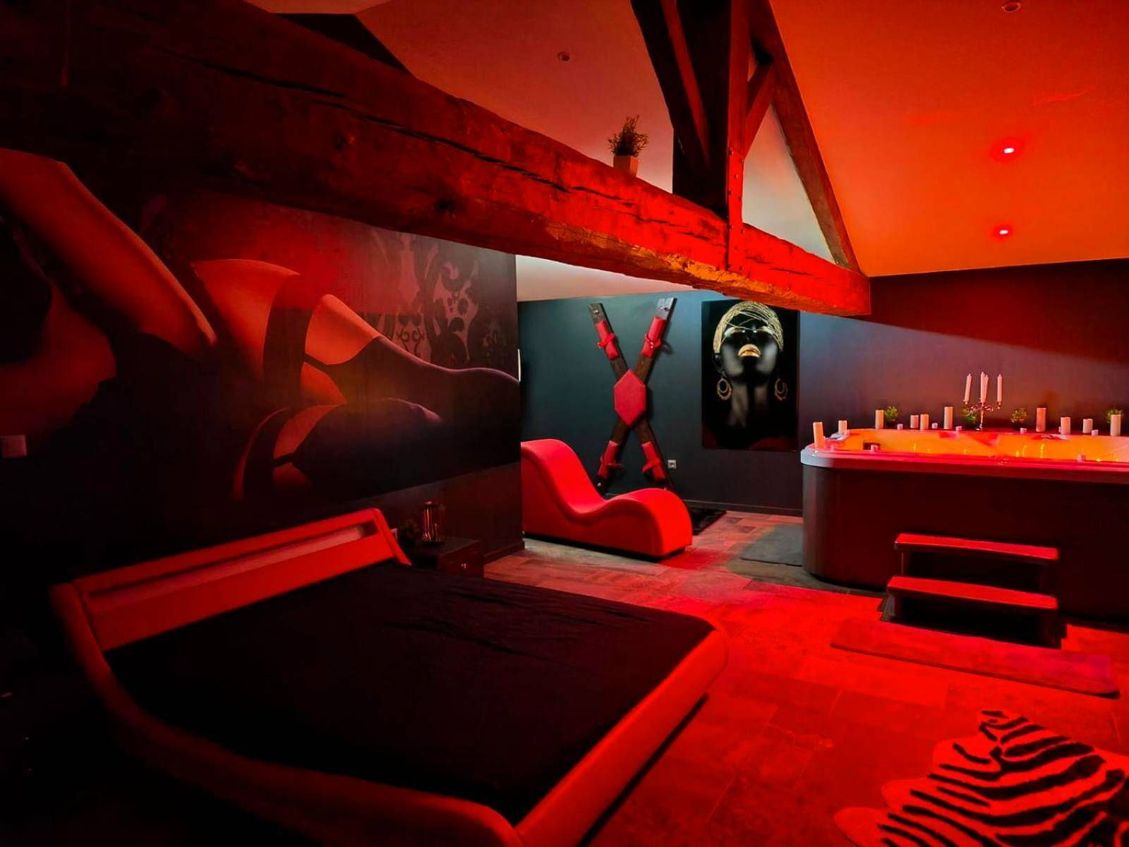 Suite érotique avec croix de Saint - André et spa - Love Room Moussan - La parenthèse Love room