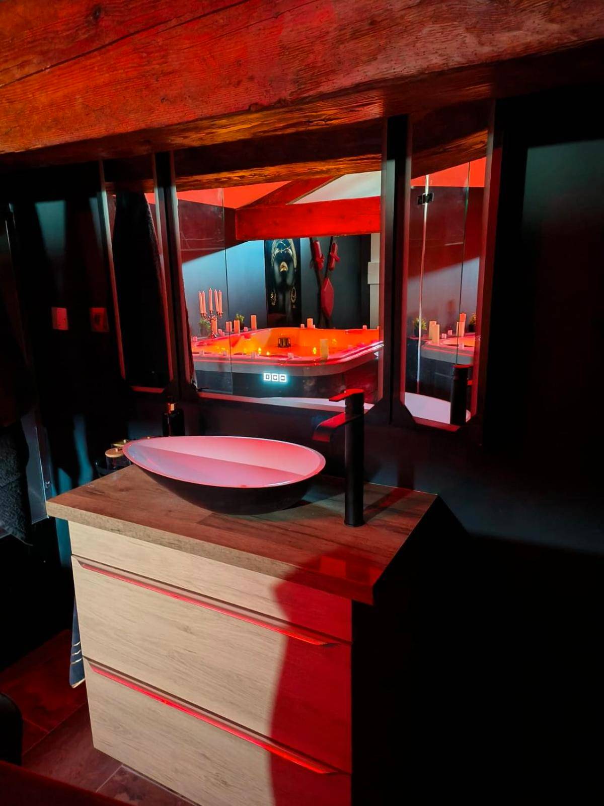 Vasque design noire et bois avec miroir - La parenthèse Love room